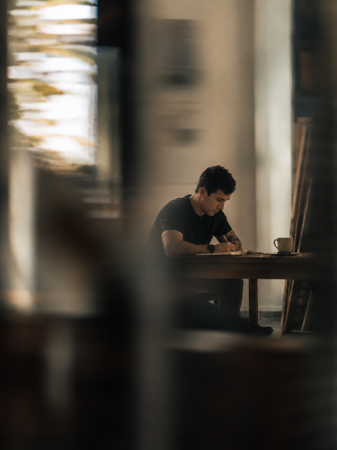 Imagem conceitual de Leonardo criando um projeto, produzida com inteligência artificial
